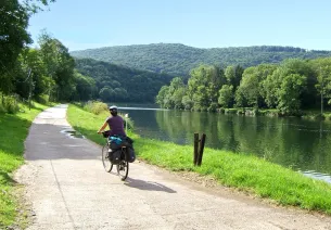 Suivre les lacets du Doubs à vélo