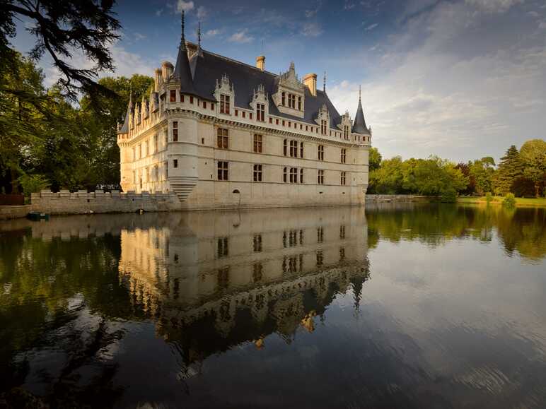 Le château d'Azay-le-Rideau se reflétant dans l'eau