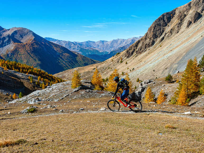 VTT en pleine montagne sur la Grande Traversée L'Alpes Provence