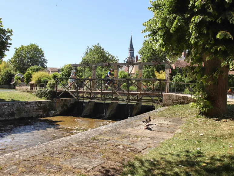 Cyclistes sur une écluse sur le Loir