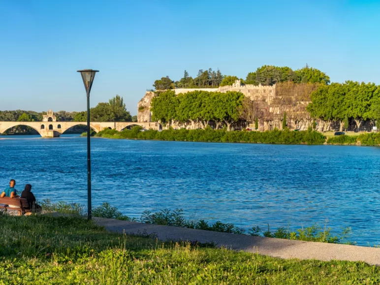 Avignon, cité des Papes au bord du Rhône