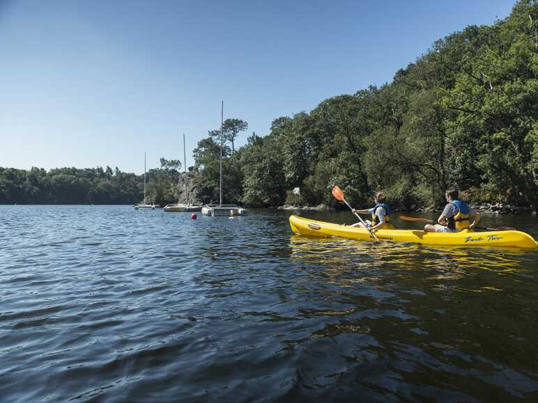 Baignade et canoë sur le lac de Guerlédan