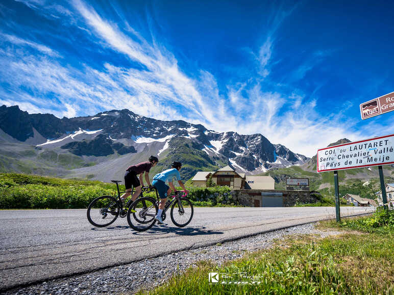 Cyclistes au col du Lautaret sur la Route des Grandes Alpes