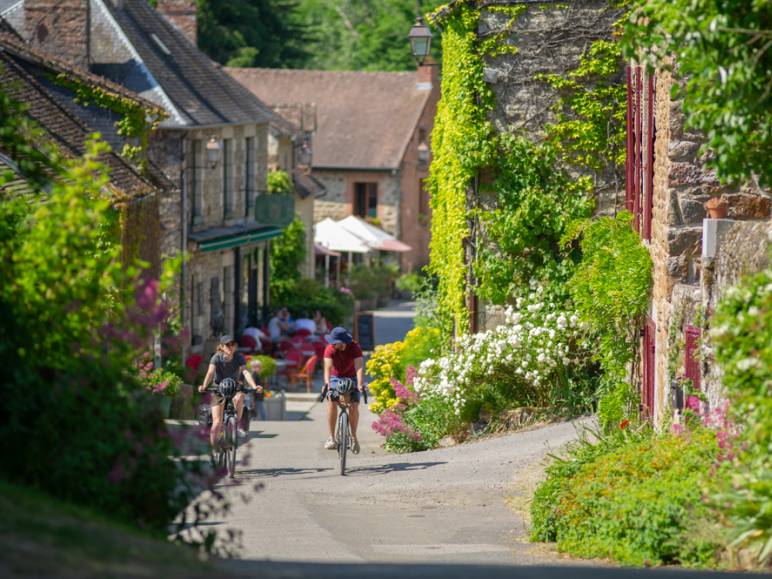 Cyclistes à Saint-Céneri-le-Gérei sur La Vélobuissonnière