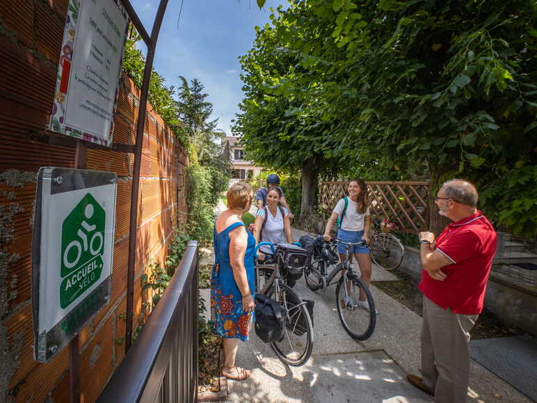 Arrivée de cyclistes dans une chambre d'hôtes Accueil Vélo à Sartrouville