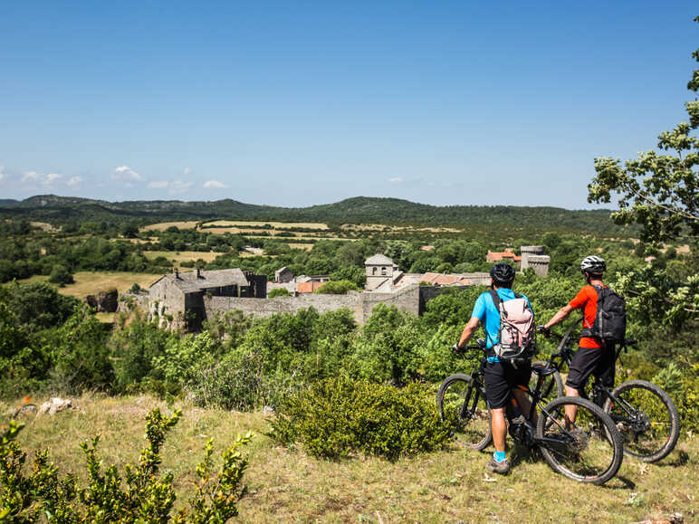 Arrivée sur la Couvertoirade à VTT