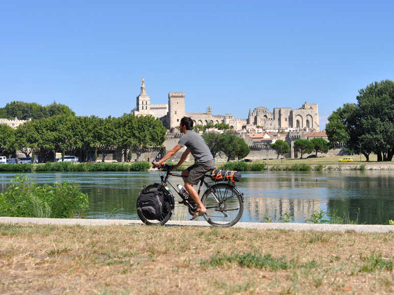 Avignon vue depuis les berges du Rhône à vélo