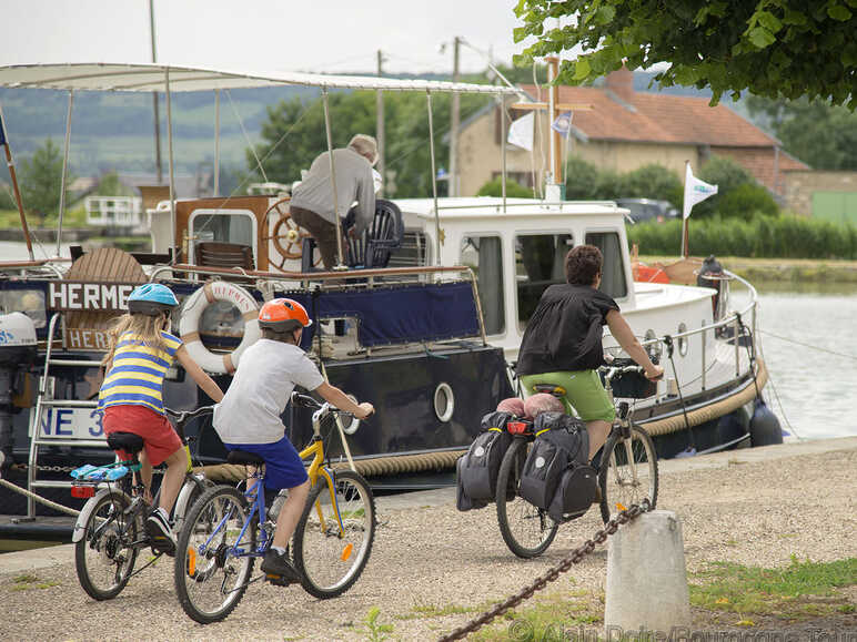 Bateau sur le Canal de Bourgogne - Pouilly-en-Auxois