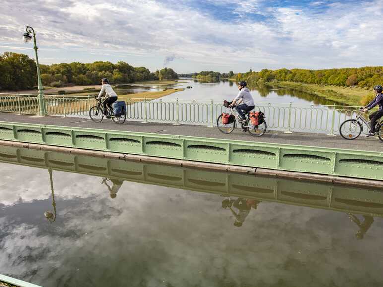 Traversée du pont canal de Briare sur La Loire à Vélo