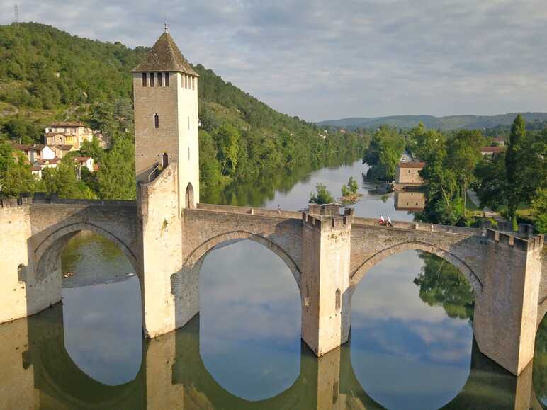 Cyclistes sur le pont Valentré à Cahors