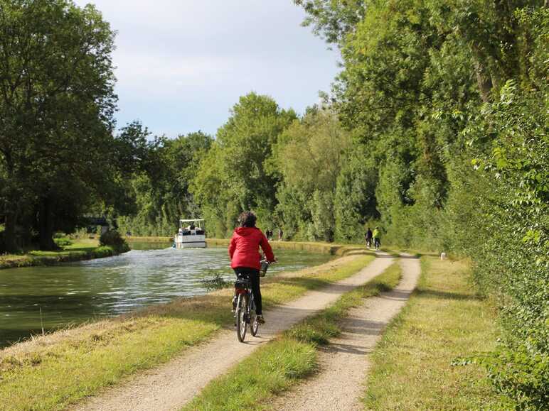 Canal de Briare à vélo aux abords de Montargis