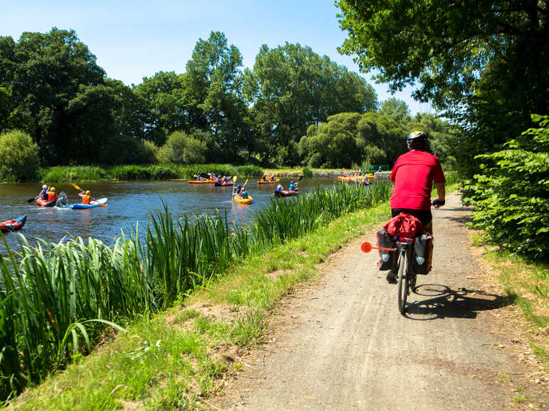 Vélo le long du Canal de Nantes à Brest entre Carhaix et Rostrenen