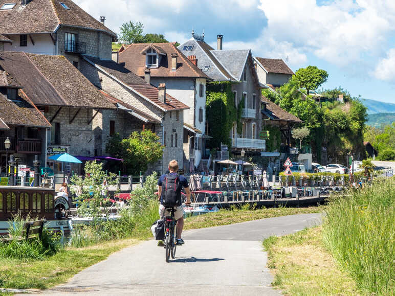 Le canal de Savière à vélo à Chanaz - ViaRhôna