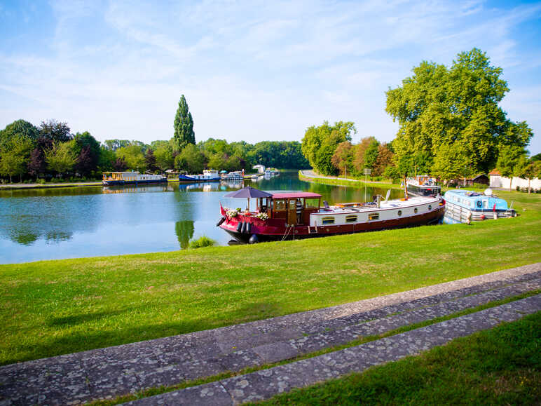 Péniche sur le canal du centre à vélo