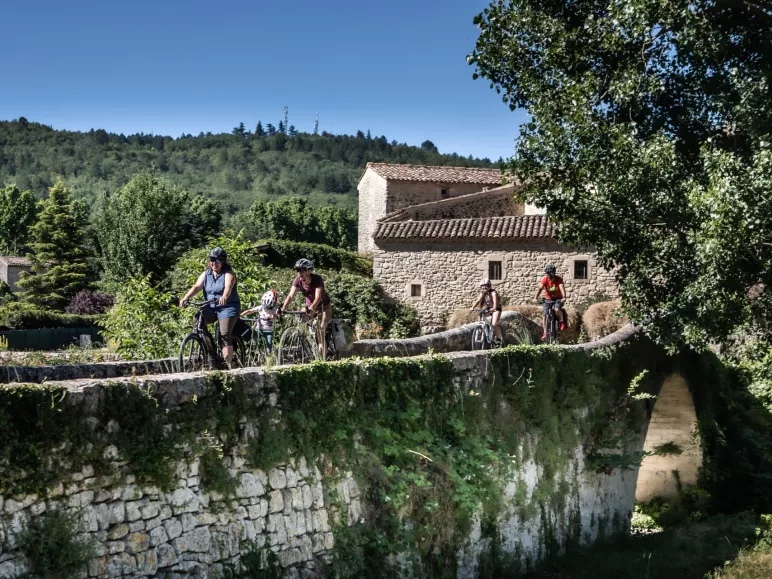 Pont de pierres vers Céreste
