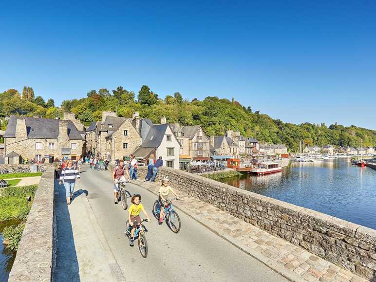 Passage à Dinan à vélo sur la voie 2 