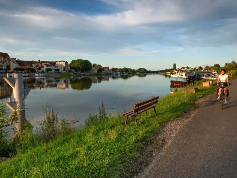 Cycliste pédalant sur l'EuroVelo 6 à St-Jean-de-Losne