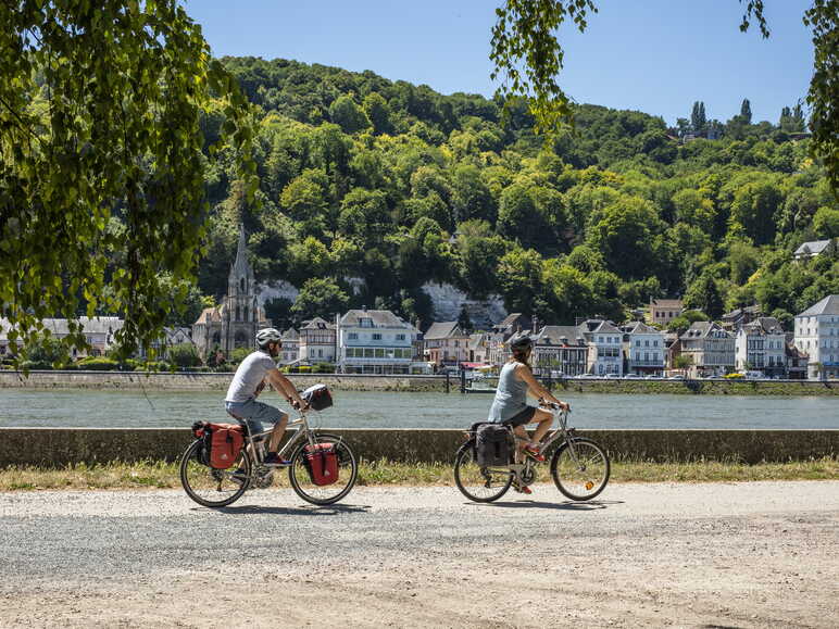 Arrivée à La Bouille à vélo, côté Sahurs