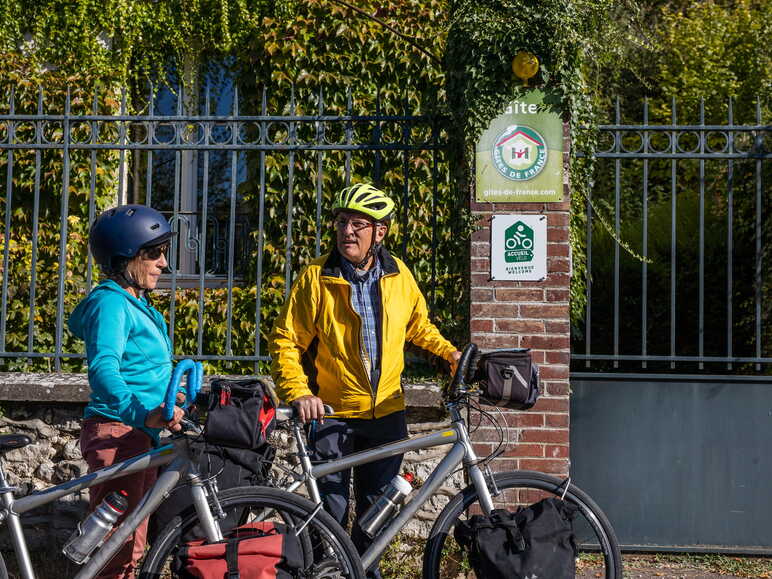 Cyclistes devant un gîte Accueil Vélo à Giverny