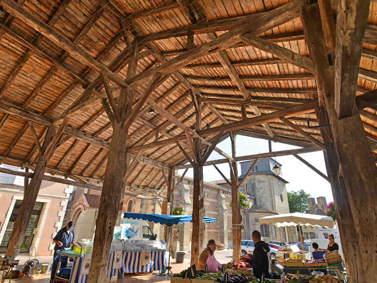 Sous les halles du Mas d'Agenais