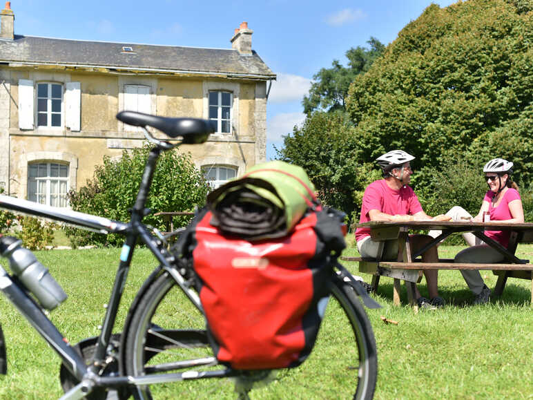 Pause pique-nique lors d'une balade vélo en Sarthe