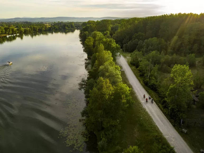 La Véloroute Voie Bleue entre Thoissey et Trévoux