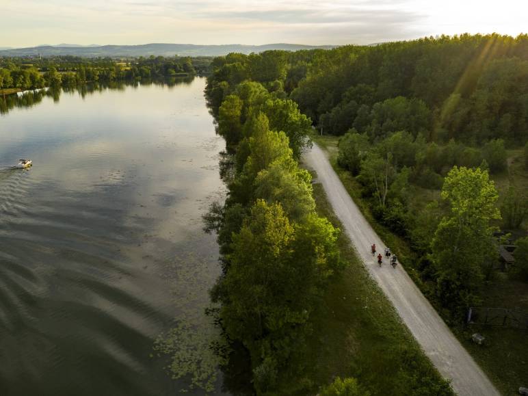 La Véloroute Voie Bleue entre Thoissey et Trévoux