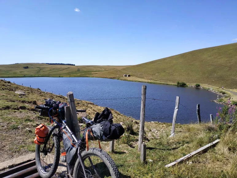 Seul au monde à VTT sur le plateau du Cézallier