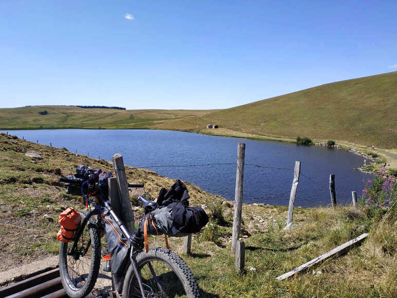 Seul au monde à VTT sur le plateau du Cézallier