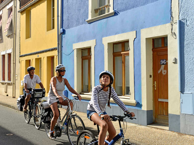 Maisons colorées à Paimboeuf - La Loire à vélo en famille