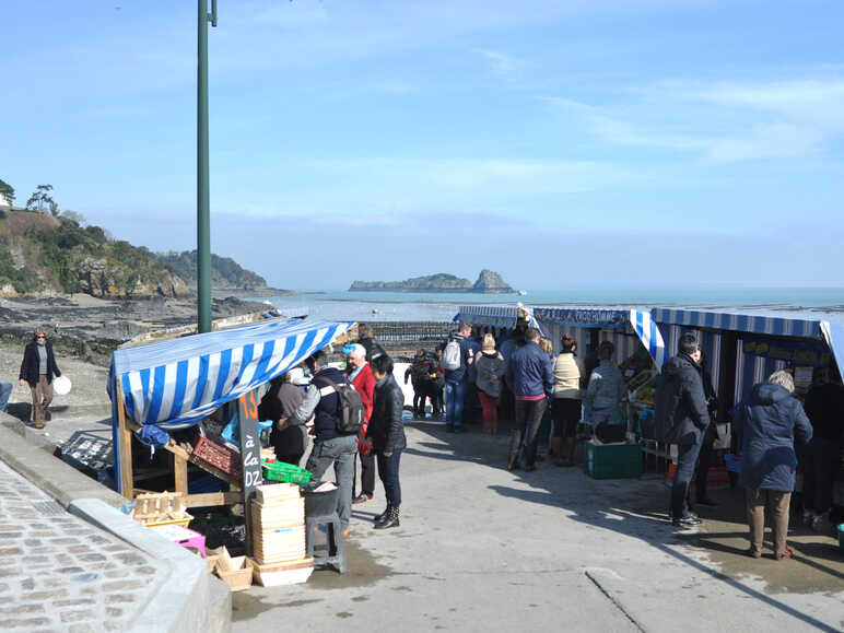 Manger des huîtres sur le port de Cancale