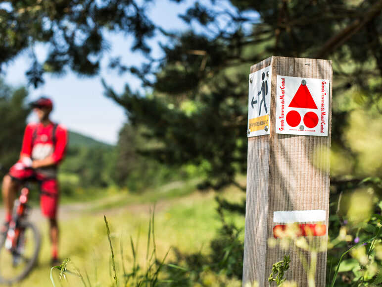 Panneaux signalétiques pour itinéraires VTT - Grande Traversée du Massif Central