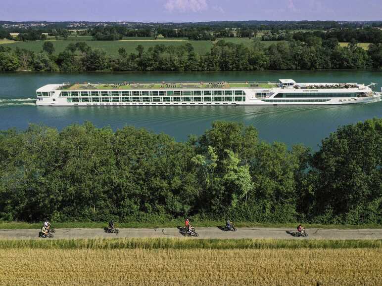 Paquebot de croisière sur la Saône et vélotouristes