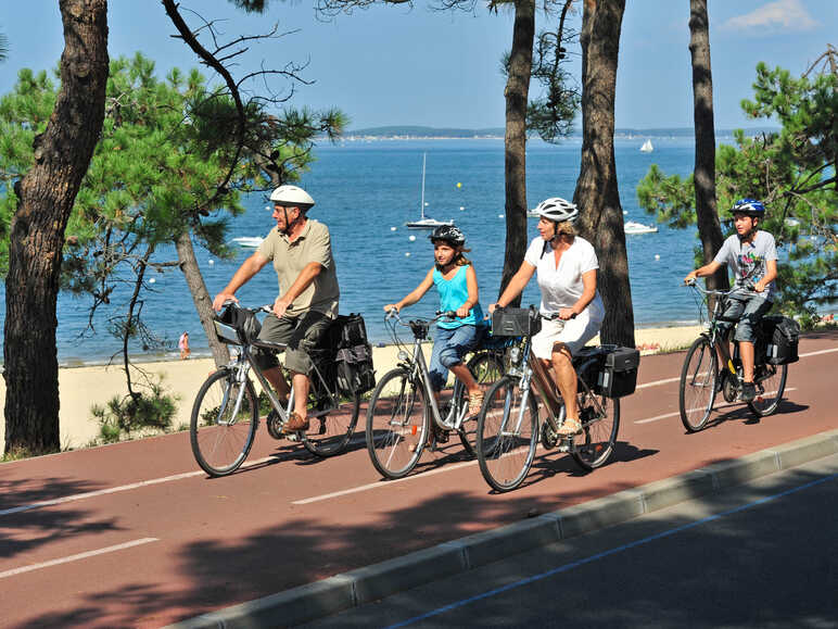 Balade à vélo en famille au bord de la mer