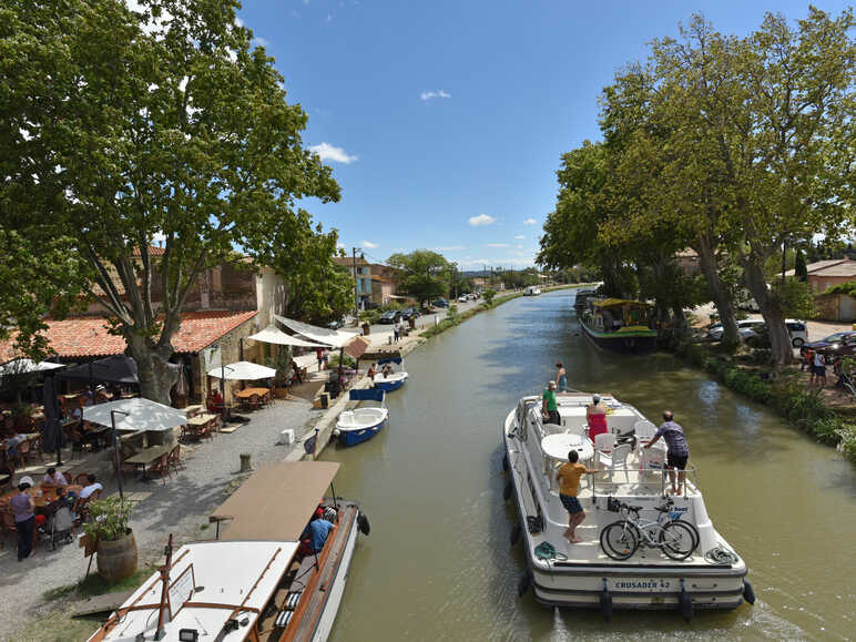 Pénichette sur le Canal du Midi quittant le port du Somail 