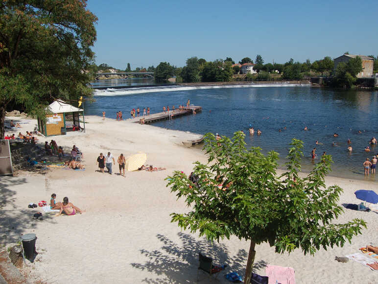 Clairac et sa plage sur le Lot