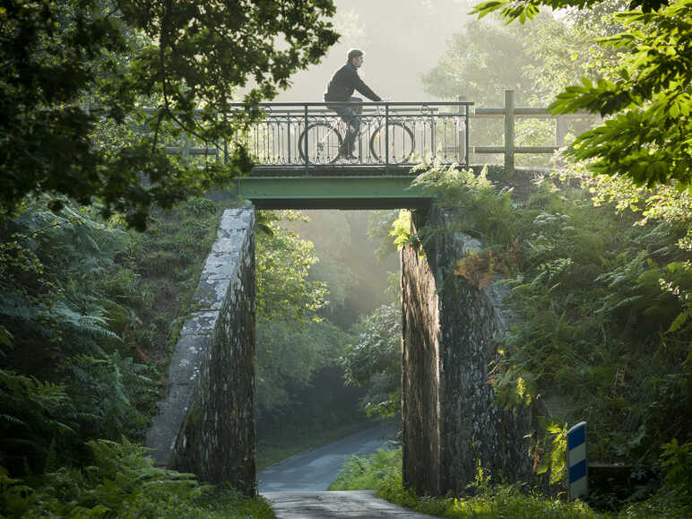 Traversée d'un pont à vélo sur une voie verte près de Questembert