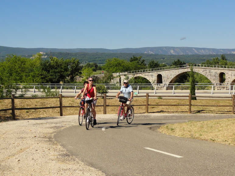 Le pont Julien, Luberon, La Méditerranée à vélo