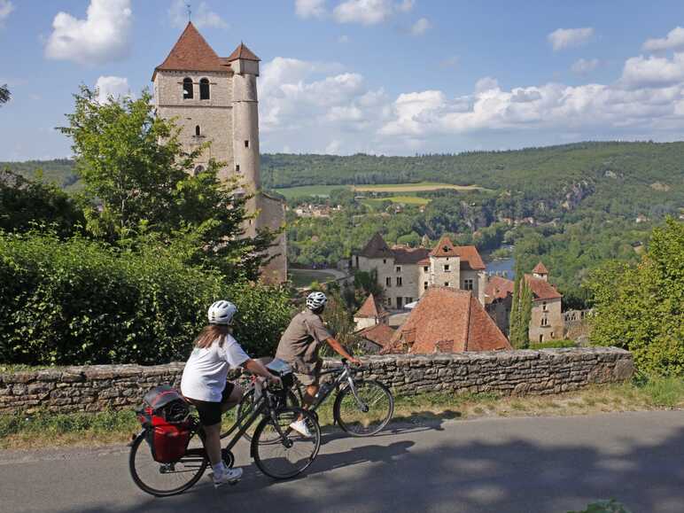 Cyclistes à Saint-Cirq-Lapopie