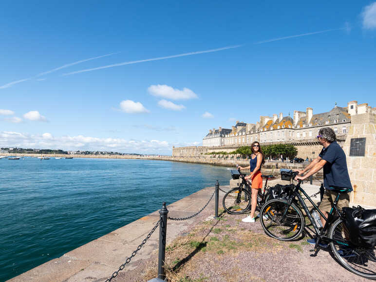 Devant les remparts de Saint-Malo