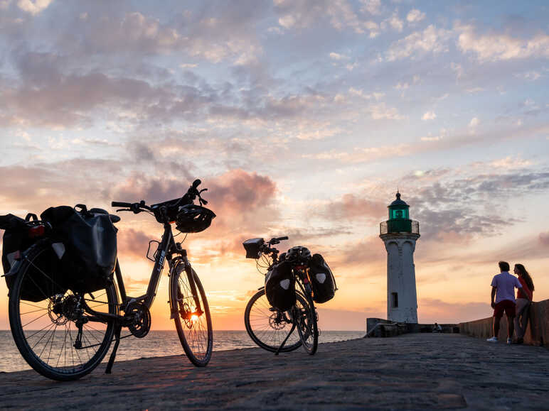 Coucher de soleil au phare de Saint-Valery-en-Caux - La Vélomaritime / EuroVelo 4