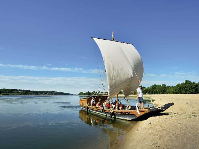 Bateau traditionnel de Loire, la toue sablière Rêves de Loire et d'ailleurs - Le Thoureil - Anjou