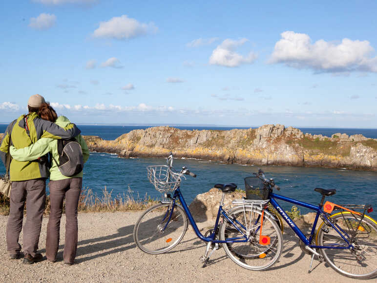 Cyclistes tournés vers l'Océan à St-Malo