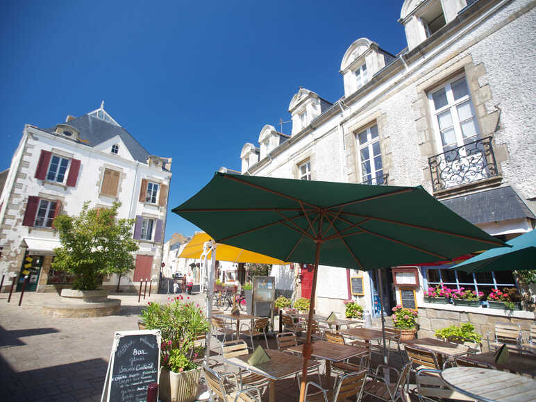 Terrace break in the port city of Le Croisic