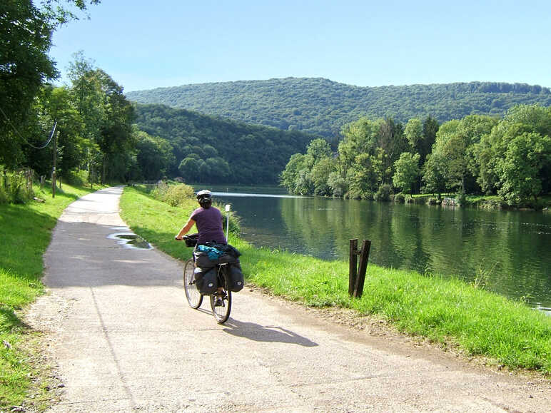 Suivre les lacets du Doubs à vélo