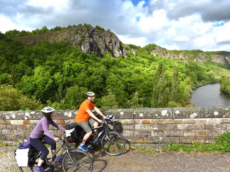 Viaduc de Clécy à vélo sur la Vélo Francette