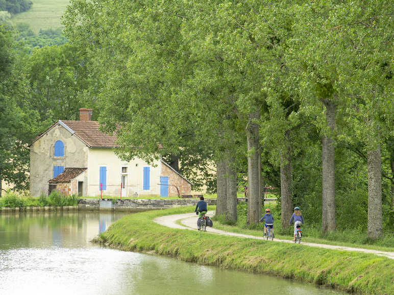 Voyageurs à vélo sur le canal de Bourgogne vers Pont-Royal