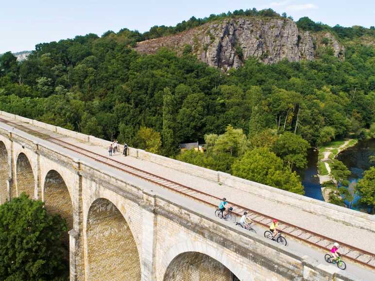 Voie verte cyclable par viaduc en Suisse Normande 