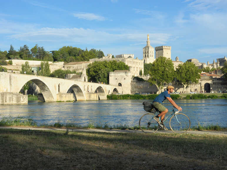 Cycliste sur ViaRhôna devant le pont d'Avignon 