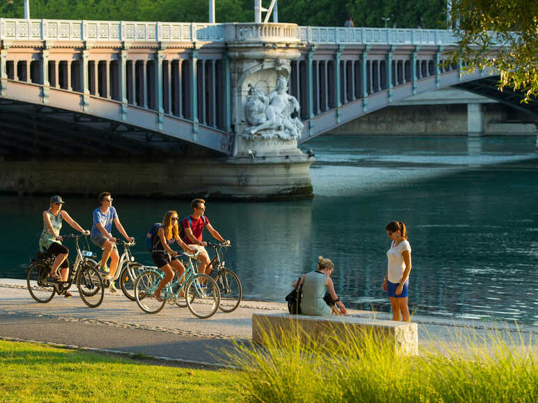 Voyageur à vélo le long du Rhône à Lyon